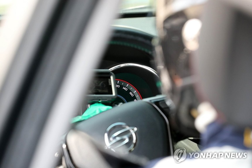 '급발진이냐, 아니냐' 밝힐 재연 시험
(강릉=연합뉴스) 강원 강릉에서 2022년 12월 이도현(사망 당시 12세) 군이 숨진 차량 급발진 의심 사고와 관련해 차량의 결함에 의한 급발진 여부를 밝힐 '재연 시험'이 