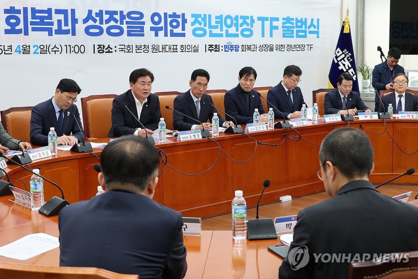 민주당 '정년연장 태스크포스' 출범
(서울=연합뉴스) 김주성 기자 = 지난달 2일 서울 여의도 국회에서 열린 더불어민주당 '회복과 성장을 위한 정년연장 태스크포스(TF)' 출범식. 2025.5.13 utzza@yna