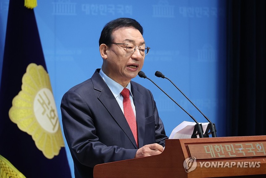 국민의힘 이정현 전 의원
(서울=연합뉴스) 박동주 기자 = 지난 4월8일 이정현 전 새누리당(국민의힘 전신) 대표가 8일 서울 여의도 국회 소통관에서 대선 출마 선언을 하고 있다. 2025.4.8 pdj6635@yn