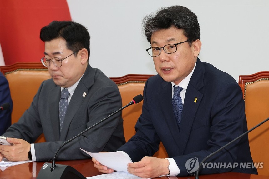 발언하는 진성준 정책위의장
(서울=연합뉴스) 김주성 기자 = 더불어민주당 진성준 정책위의장이 17일 서울 여의도 국회에서 열린 원내대책회의에서 발언하고 있다. 2025.4.17 utzza@yna.co.kr