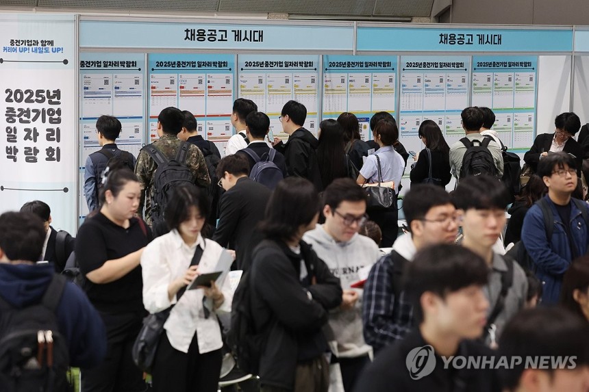 취업전쟁
(서울=연합뉴스) 임화영 기자 = 지난달 서울 강남구 코엑스에서 열린 2025 중견기업 일자리 박람회를 찾은 구직자들이 채용공고 게시물을 보고 있다. 2025.5.13. hwayoung7@yna.co.kr