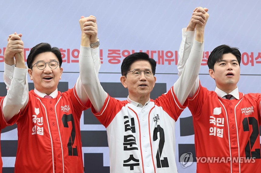 손 번쩍 든 국민의힘
(서울=연합뉴스) 류영석 기자 = 국민의힘 김문수 대선 후보가 12일 서울 영등포구 여의도 국민의힘 중앙당사에서 열린 중앙선대위 임명장 수여식에서 권영세, 김용태 공동선거대책위원장 등과 기념촬영
