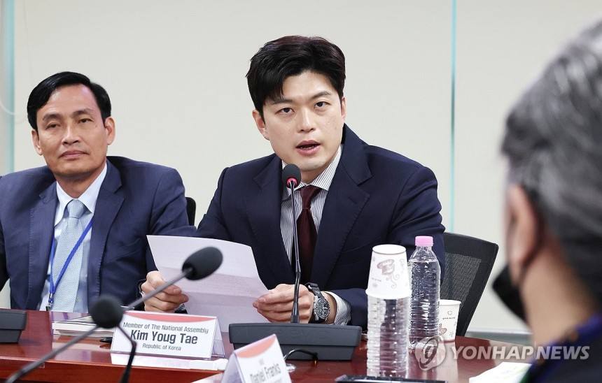발언하는 김용태 공동선거대책위원장 지명자
(서울=연합뉴스) 김주형 기자 = 국민의힘 김용태(가운데) 비상대책위원장 지명자가 13일 서울 여의도 국회 의원회관에서 열린 한국-호주-베트남 석탄재 핵심 광물화 사업 간담회