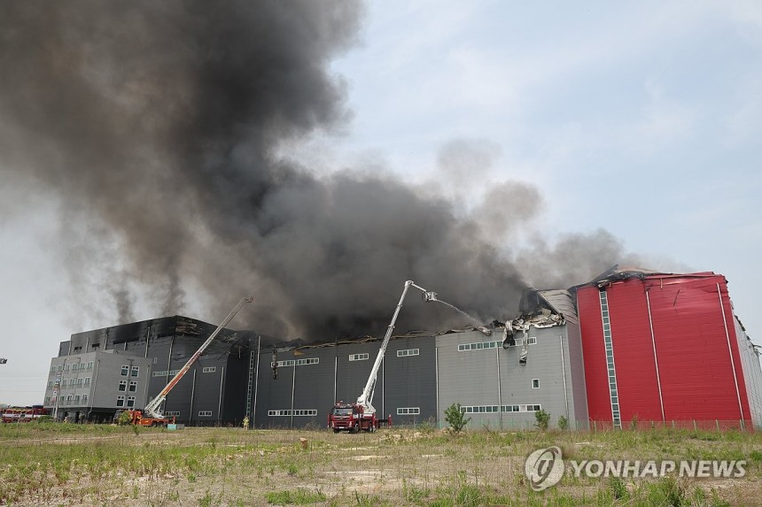 이천 대형 물류창고서 화재
(이천=연합뉴스) 홍기원 기자 = 13일 화재가 발생한 경기도 이천시 부발읍 소재 대형 물류 창고에서 소방차들이 출동해 진화 작업을 하고 있다. 2025.5.13 xanadu@yna.co.
