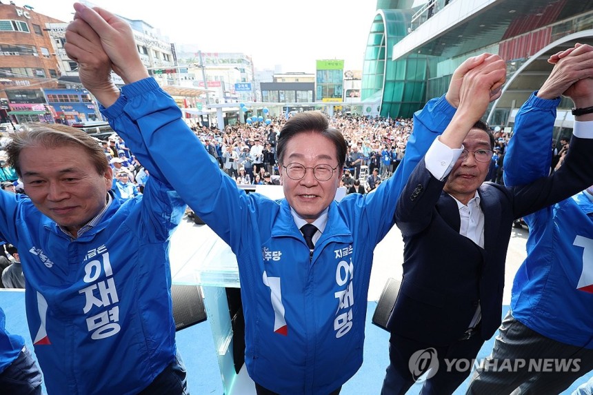 인사하는 이재명 후보
(구미=연합뉴스) 김주성 기자 = 더불어민주당 이재명 대선 후보가 '보수의 텃밭'으로 불리는 대구·경북(TK) 지역 유세에 나선 13일 경북 구미시 구미역광장에서 시민들에게 인사하고 있다. 20