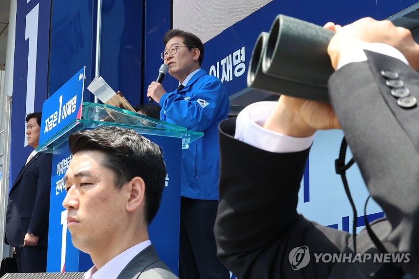 경비 삼엄한 이재명 후보 TK 유세장
(구미=연합뉴스) 김주성 기자 = 더불어민주당 이재명 대선 후보의 대구·경북(TK) 지역 유세가 열린 13일 경북 구미시 구미역광장에서 경호원들이 주위를 살피고 있다. 2025.