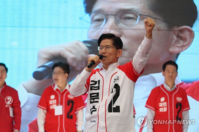 <b>김문수</b>, 영남 찾아 <b>지지</b>층 결집 호소…"박정희는 위대한 지도자"
