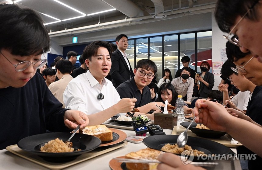 경북대학생들과 대화 나누는 이준석 후보
(대구=연합뉴스) 류영석 기자 = 개혁신당 이준석 대선 후보가 13일 '학식먹자 이준석' 행사가 열린 대구 경북대학교에서 학생들과 학식을 먹으며 대화하고 있다. 2025.5.1