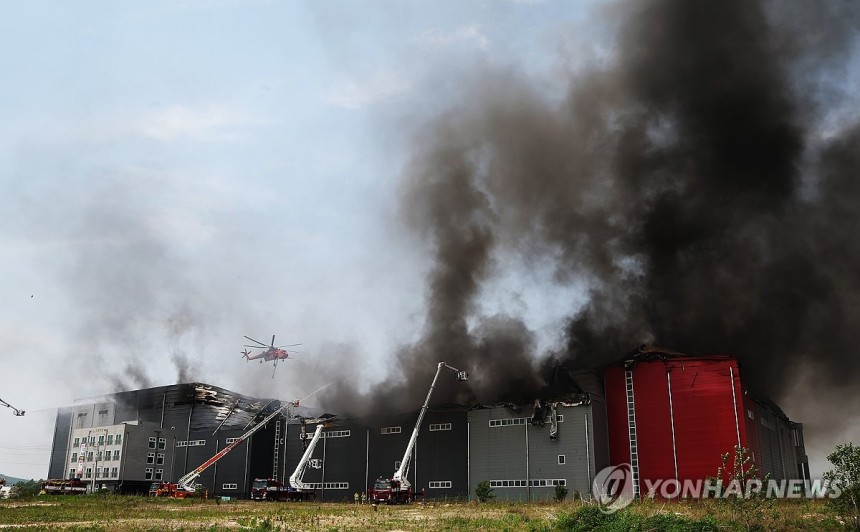 연기를 뚫고
(이천=연합뉴스) 홍기원 기자 = 13일 경기도 이천시 부발읍 소재 대형 물류창고에서 불이 나 소방헬기가 진화작업을 하고 있다. 2025.5.13 xanadu@yna.co.kr