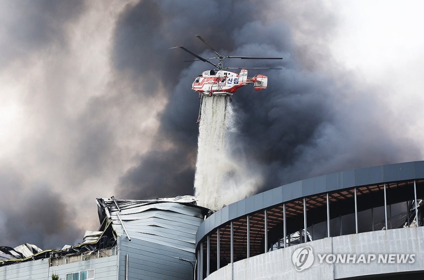 이천 물류센터 화재 진화작업 하는 소방헬기
(이천=연합뉴스) 홍기원 기자 = 13일 경기도 이천시 부발읍 소재 대형 물류센터에서 불이 나 소방헬기가 진화작업을 하고 있다. 2025.5.13 xanadu@yna.co.