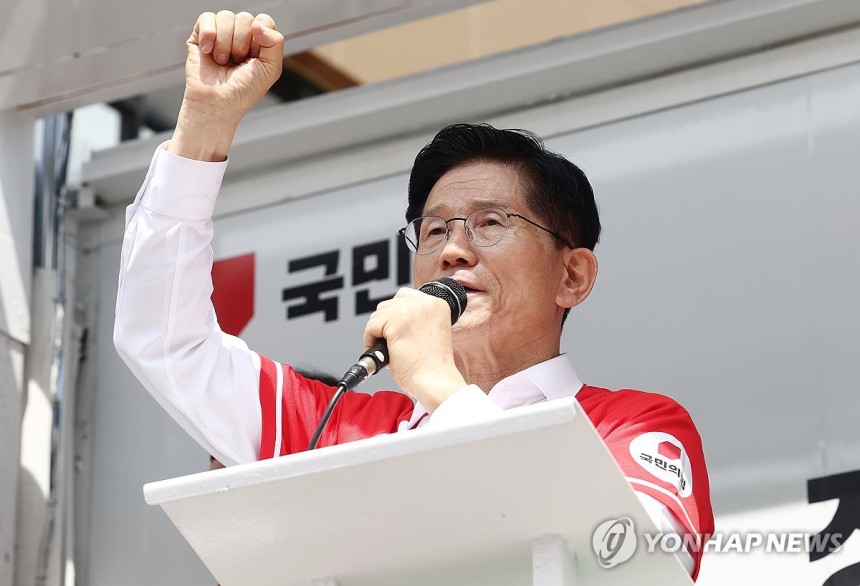 김문수 후보 울산 유세
(울산=연합뉴스) 박동주 기자 = 국민의힘 김문수 대선 후보가 13일 울산 남구신정시장 인근에서 유세를 하고 있다. 2025.5.13 [공동취재] pdj6635@yna.co.kr