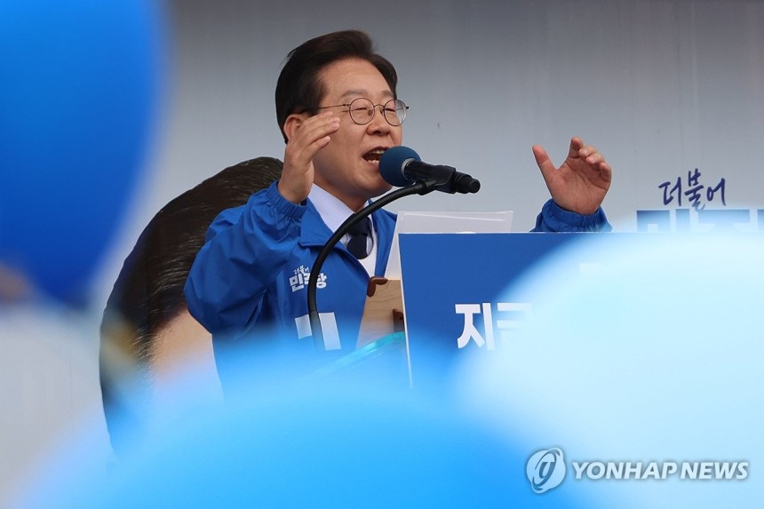 포항에서 TK 유세 이어가는 이재명 후보
(포항=연합뉴스) 김주성 기자 = 더불어민주당 이재명 대선 후보가 '보수의 텃밭'으로 불리는 대구·경북(TK) 지역 유세에 나선 13일 경북 포항시청 광장에서 시민들에게 지지