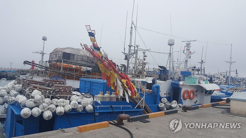 제주 서귀포 남서쪽 해상에서 침몰된 어선
(서귀포=연합뉴스) 13일 오후 6시 11분께 제주 서귀포 남서쪽 563㎞ 동중국 해상에서 모슬포 선적 근해연승어선 A(29t)호가 침몰 중이라는 신고가 해경에 접수됐다. 해