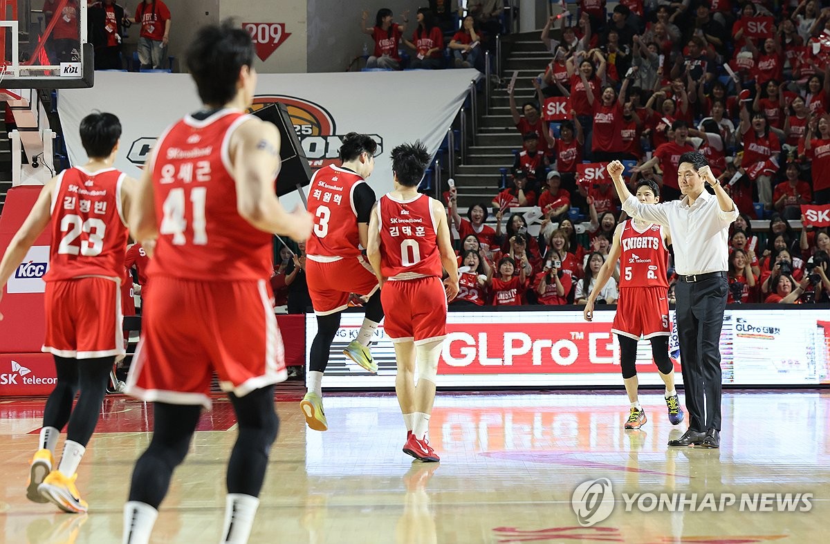 '새 역사 도전' SK 전희철 "경기력 올라와…일단 6차전 잡을 것"
