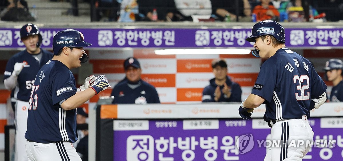 홈런으로 역전하는 <b>두산</b>