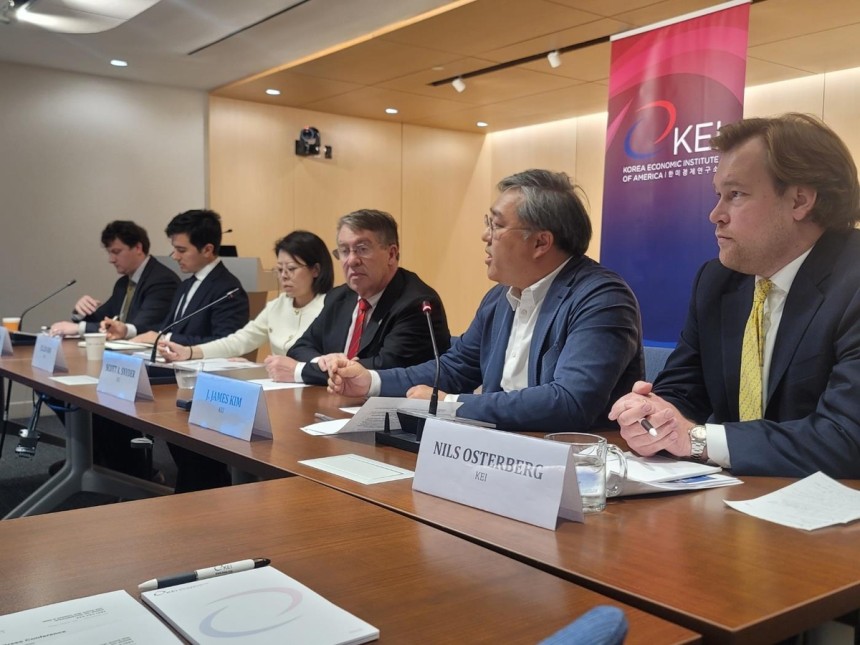 한미경제연구소(KEI) 기자 간담회 
 (워싱턴=연합뉴스) 조준형 특파원 = 미국 싱크탱크인 한미경제연구소(KEI) 주최 기자 간담회가 13일(현지시간) 워싱턴 DC의 KEI 회의실에서 열렸다.
  앨런 김 KEI 