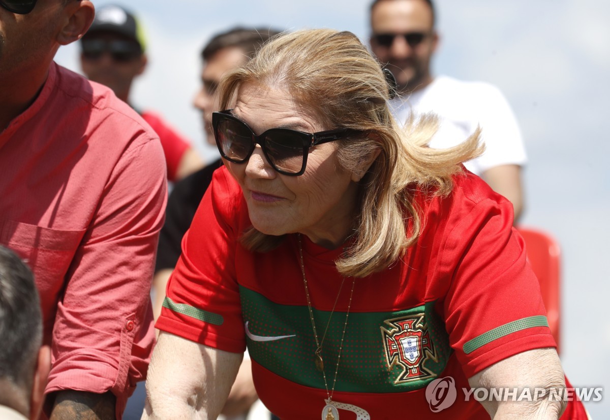 <b>호날두</b> 장남, <b>포르투갈</b> U-15 <b>대표팀</b> 데뷔…<b>호날두</b> "자랑스러워"