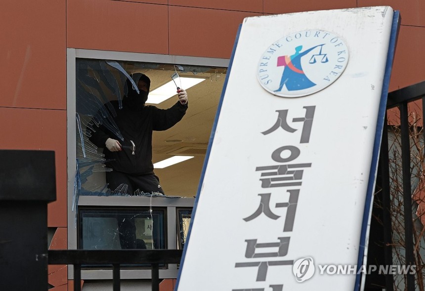 서울서부지법 폭력사태 흔적
(서울=연합뉴스) 류영석 기자 = 19일 윤석열 대통령 구속 소식을 들은 일부 윤 대통령 지지자들이 불법폭력사태를 일으킨 서울 마포구 서울서부지방법원에서 한 작업자가 복구 작업을 하고 있다