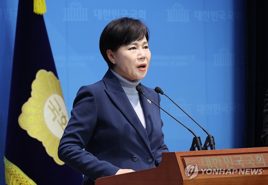 기자회견하는 전현희 의원
(서울=연합뉴스) 박동주 기자 = 더불어민주당 전현희 의원이 12일 서울 여의도 국회 소통관에서 기자회견을 열고 "이재명 대표에 대한 '제2의 테러' 음모를 강력히 규탄하며, 수사당국의 엄정