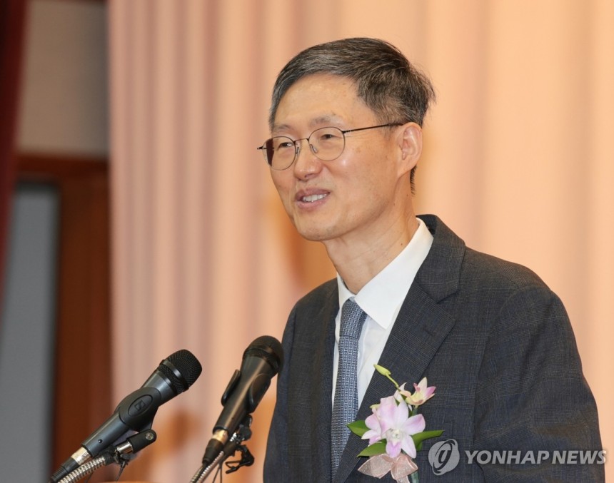 퇴임사 하는 문형배 헌재 소장 권한대행
(서울=연합뉴스) 김인철 기자 = 문형배 헌법재판소장 권한대행이 18일 서울 종로구 헌법재판소에서 열린 퇴임식에서 퇴임사를 하고 있다. 2025.4.18 yatoya@yna.c