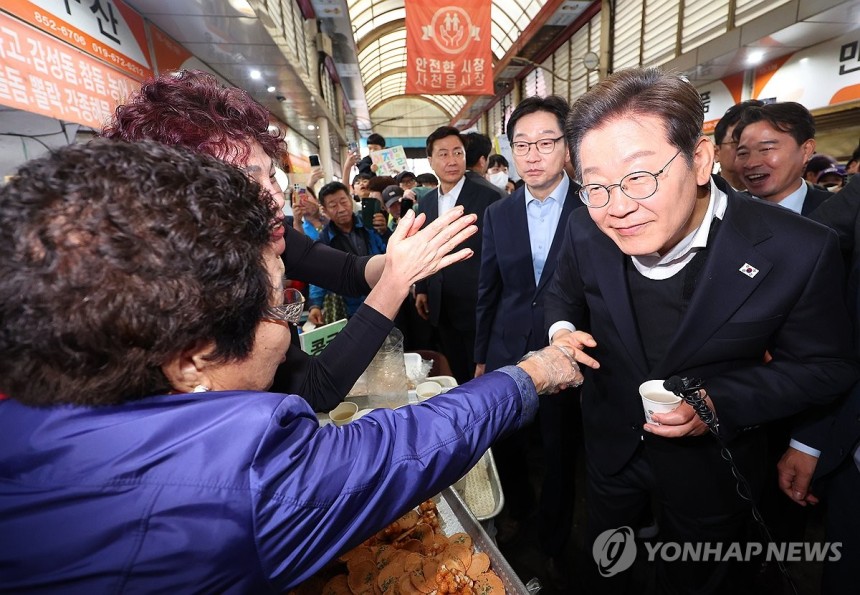 사천읍시장 상인과 인사하는 이재명 후보
(사천=연합뉴스) 김도훈 기자 = 영남 신라벨트 골목골목 경청투어에 나선 더불어민주당 이재명 대선 후보가 10일 경남 사천시 사천읍시장을 찾아 상인들과 인사하고 있다. 2025
