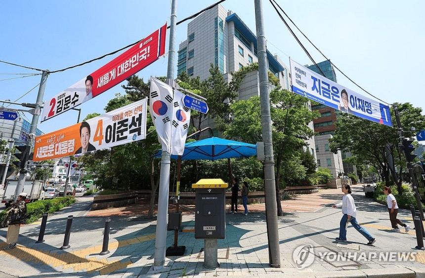 제21대 대선 선거운동 본격 시작
(서울=연합뉴스) 김도훈 기자 = 제21대 대통령선거 공식 선거운동 첫날인 12일 서울 성북구 성북경찰서 인근에 더불어민주당 이재명 후보, 국민의힘 김문수 후보, 개혁신당 이준석 후