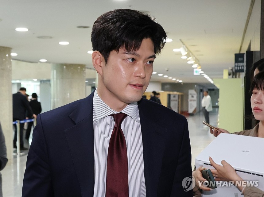 이동하는 김용태 공동선거대책위원장 지명자
(서울=연합뉴스) 김주형 기자 = 국민의힘 김용태 비상대책위원장 지명자가 13일 서울 여의도 국회 의원회관에서 열린 한국-호주-베트남 석탄재 핵심 광물화 사업 간담회에 참석하