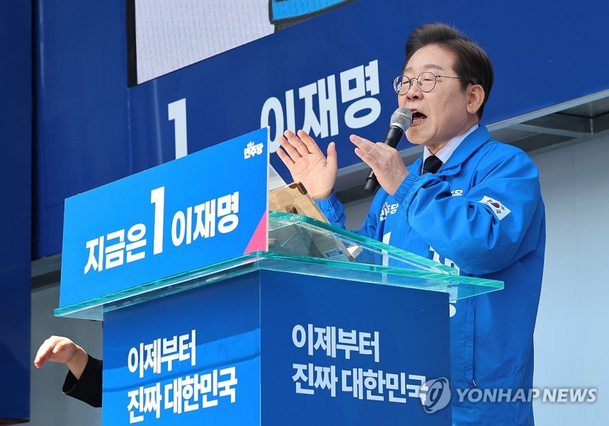 '보수 텃밭' 찾아 지지 호소하는 이재명 후보
(구미=연합뉴스) 김주성 기자 = 더불어민주당 이재명 대선 후보가 '보수의 텃밭'으로 불리는 대구·경북(TK) 지역 유세에 나선 13일 경북 구미시 구미역광장에서 시민들