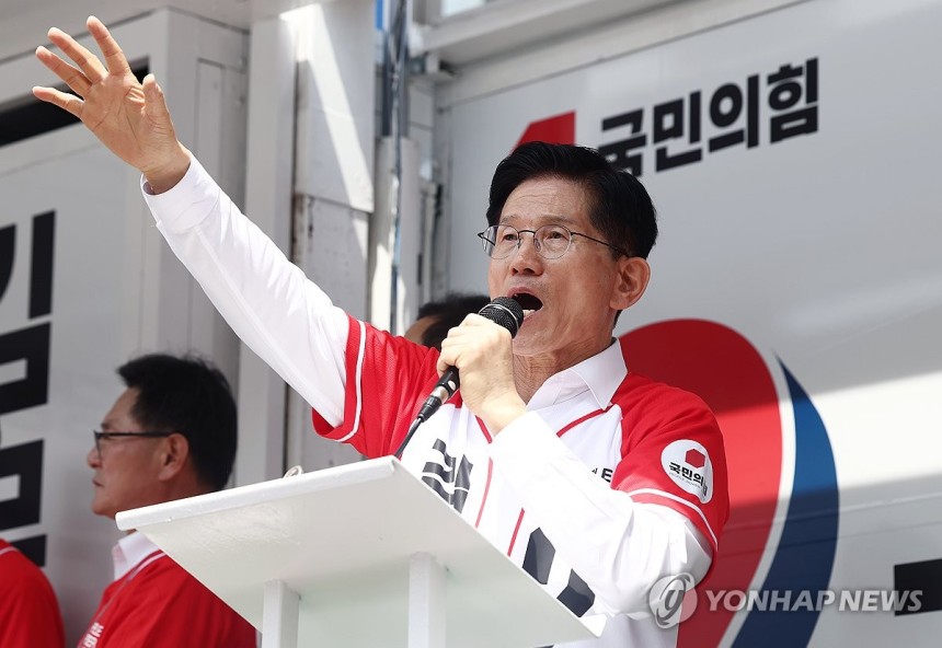 김문수 후보 울산 유세
(울산=연합뉴스) 박동주 기자 = 국민의힘 김문수 대선 후보가 13일 울산 남구신정시장 인근에서 유세를 하고 있다. 2025.5.13 [공동취재] pdj6635@yna.co.kr