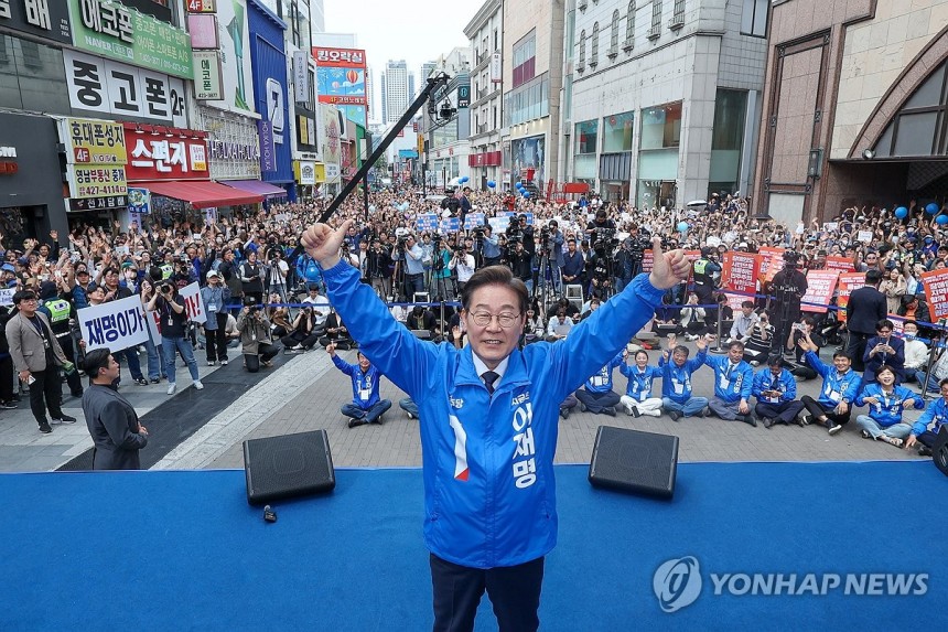 두손 들어 보이는 이재명 후보
[연합뉴스 자료사진. 재판매 및 DB 금지]