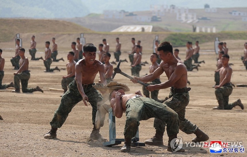북한 김정은, 병종별 전술종합훈련 참관
(평양 조선중앙통신=연합뉴스) 김정은 북한 국무위원장이 지난 13일 인민군 훈련일군(간부)대회 강습체계 안에서 진행되는 병종별 전술종합훈련을 참관했다고 조선중앙통신이 14일 보