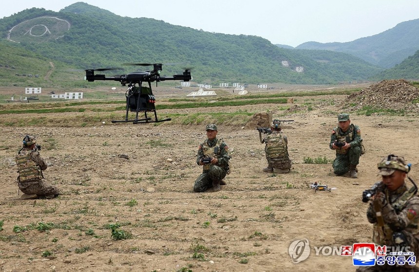 북한 김정은, 병종별 전술종합훈련 참관
(평양 조선중앙통신=연합뉴스) 김정은 북한 국무위원장이 지난 13일 인민군 훈련일군(간부)대회 강습체계 안에서 진행되는 병종별 전술종합훈련을 참관했다고 조선중앙통신이 14일 보