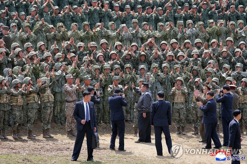 북한 김정은, 병종별 전술종합훈련 참관
(평양 조선중앙통신=연합뉴스) 김정은 북한 국무위원장이 지난 13일 인민군 훈련일군(간부)대회 강습체계 안에서 진행되는 병종별 전술종합훈련을 참관했다고 조선중앙통신이 14일 보