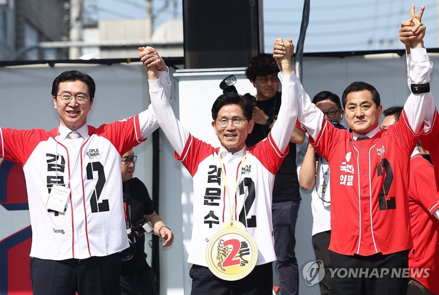 진주광미사거리에서 유세하는 김문수 후보
(진주=연합뉴스) 박동주 기자 = 국민의힘 김문수 대선 후보가 14일 경남 진주시 진주광미사거리에서 유세를 하고 있다. 2025.5.14 [공동취재] pdj6635@yna.co