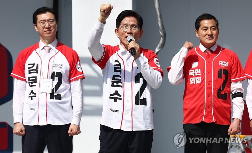 진주광미사거리에서 유세하는 김문수 후보
(진주=연합뉴스) 박동주 기자 = 국민의힘 김문수 대선 후보가 14일 경남 진주시 진주광미사거리에서 유세를 하고 있다. 2025.5.14 [공동취재] pdj6635@yna.co