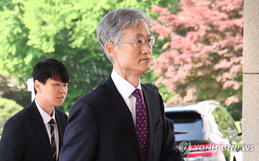 대법원 들어서는 조희대 대법원장
(서울=연합뉴스) 김인철 기자 = 국회 법사위의 '사법부 대선개입 의혹 진상규명 청문회'가 예정된 14일 오전 조희대 대법원장이 서울 서초구 대법원으로 출근하고 있다.
    조 대법
