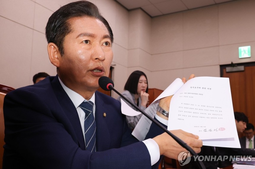 대법관 불출석 사유서 보여주는 정청래 위원장
(서울=연합뉴스) 김주형 기자 = 14일 국회에서 열린 법원조직법·공직선거법·헌법재판소 등을 심사하는 법제사법위원회 전체회의에서 더불어민주당 소속 정청래 위원장이 대법관들