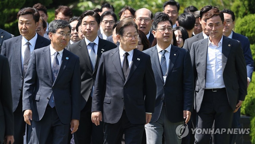 유엔기념공원 찾은 이재명 후보
(부산=연합뉴스) 황광모 기자 = 더불어민주당 이재명 대선후보가 14일 부산시 남구 유엔기념공원 찾아 참배를 위해 이동하고 있다. 2025.5.14 hkmpooh@yna.co.kr