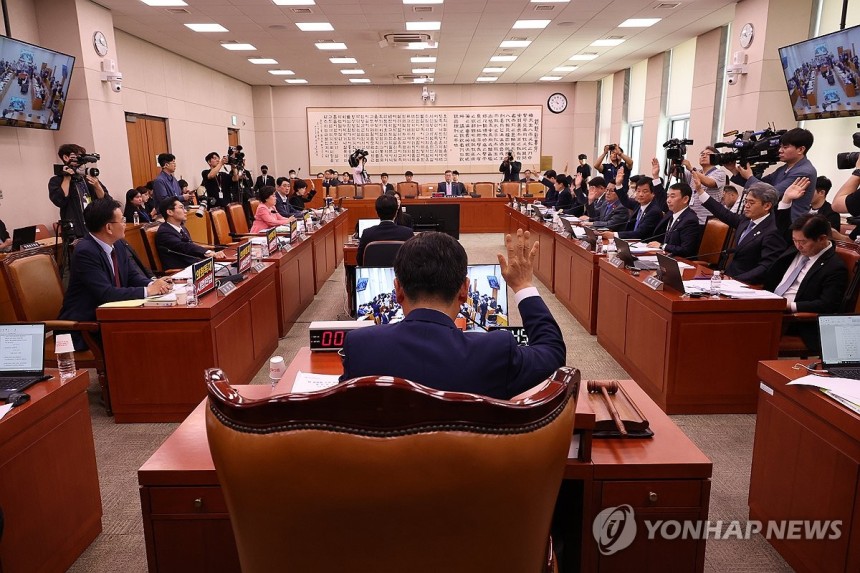 공직선거법 일부개정법률안 표결
(서울=연합뉴스) 김주형 기자 = 14일 서울 여의도 국회에서 열린 법원조직법·공직선거법·헌법재판소 등을 심사하는 법제사법위원회 전체회의에서 공직선거법 일부개정법률안을 표결하고 있다. 
