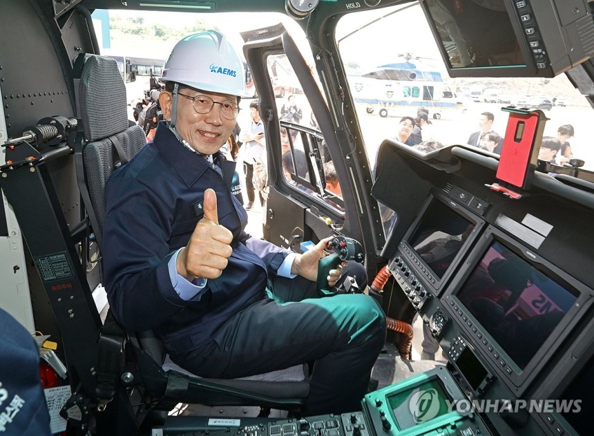 산림청 헬기에 탑승한 김문수 후보
(사천=연합뉴스) 박동주 기자 = 국민의힘 김문수 대선 후보가 14일 경남 사천시 한국항공서비스를 방문해 산림청 헬기에 탑승하고 있다. 2025.5.14 [공동취재] pdj6635@