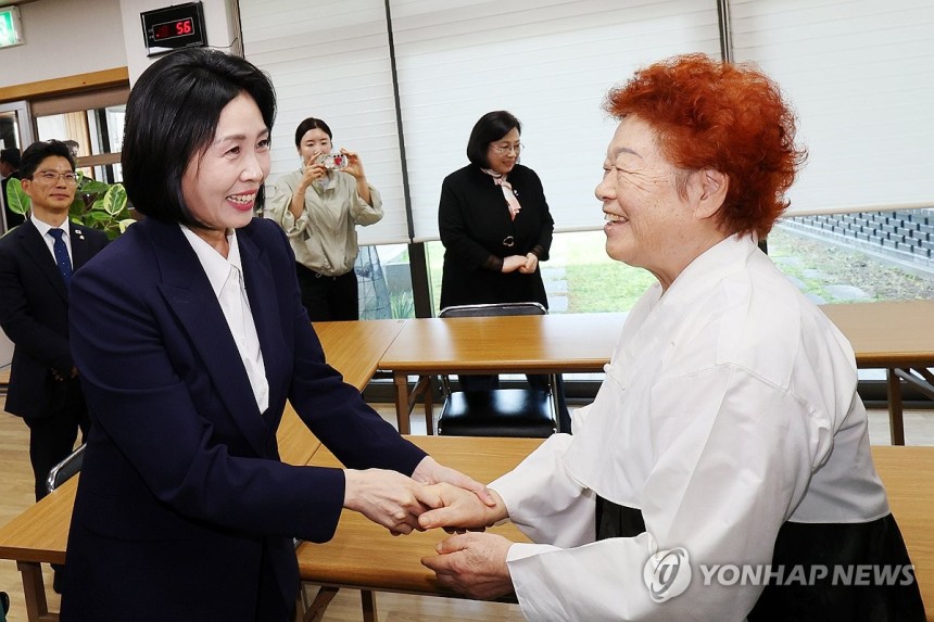 광주 찾은 김혜경 여사
(광주=연합뉴스) 정다움 기자 = 더불어민주당 이재명 대선 후보의 배우자 김혜경 여사가 14일 오후 광주 남구 오월어머니집에서 오월어머니들과 만나 인사를 나누고 있다. 김 여사는 이날 오전 광