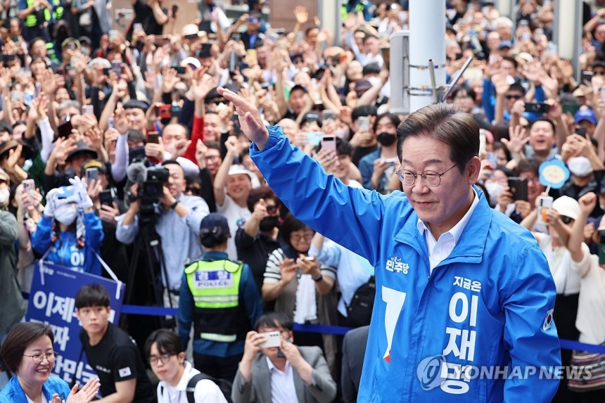 창원 유세장 도착한 이재명 후보
(창원=연합뉴스) 황광모 기자 = 더불어민주당 이재명 대선 후보가 14일 경남 창원시 상남분수광장에서 열린 집중 유세에서 지지자들에게 인사하고 있다. 2025.5.14 [공동취재] h