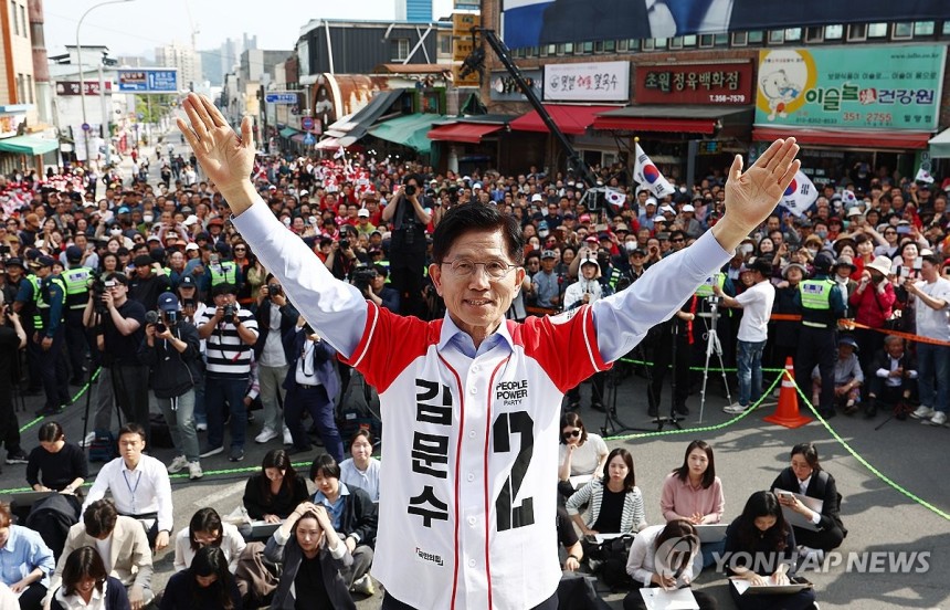 김문수 후보, 밀양관아앞 유세
(밀양=연합뉴스) 박동주 기자 = 국민의힘 김문수 대선 후보가 14일 경남 밀양시 밀양관아앞에서 유세하고 있다. 2025.5.14 [공동취재] pdj6635@yna.co.kr