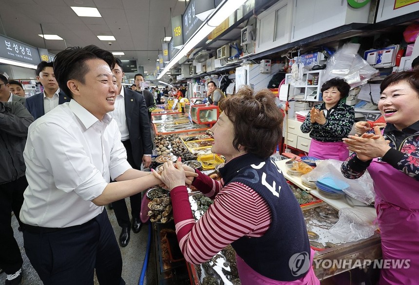 자갈치시장 방문한 개혁신당 이준석 대선 후보
(부산=연합뉴스) 류영석 기자 = 개혁신당 이준석 대선 후보가 14일 부산 자갈치시장을 방문해 상인들과 인사를 나누고 있다. 2025.5.14 ondol@yna.co.kr