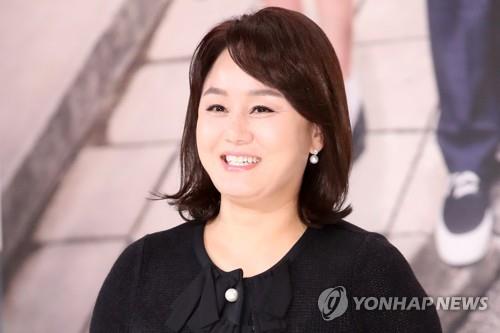 개그우먼 이경실이 2018년 한 제작발표회에서 포즈를 취하고 있다. [연합뉴스 자료사진]