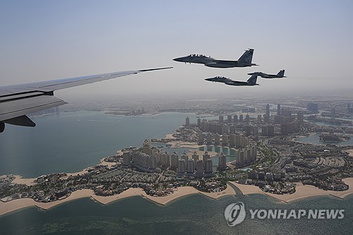 트럼프 탄 미국 대통령전용기 호위하는 카타르 전투기
[도하 AP=연합뉴스. 재판매 및 DB 금지]
