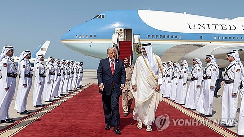 공항에서 트럼프 미국 대통령(왼쪽)을 맞이하는 카타르 군주(오른쪽)
[도하 EPA=연합뉴스. 재판매 및 DB 금지]