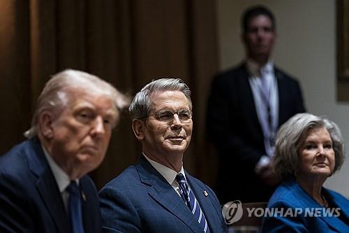 트럼프 미국 대통령(왼쪽부터)과 베선트 재무장관, 와일스 백악관 비서실장
[EPA 연합뉴스 자료사진 재판매 및 DB금지]