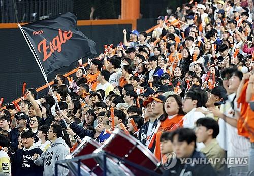 '오지환 2점포+임찬규 <b>쾌투</b>' LG, 키움 제물로 6연승 선두 질주(종합)