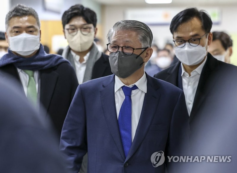 횡령·<b>배임</b> <b>최신원</b> 전 SK네트웍스 회장에 <b>징역</b> 2년6개월 확정(종합)